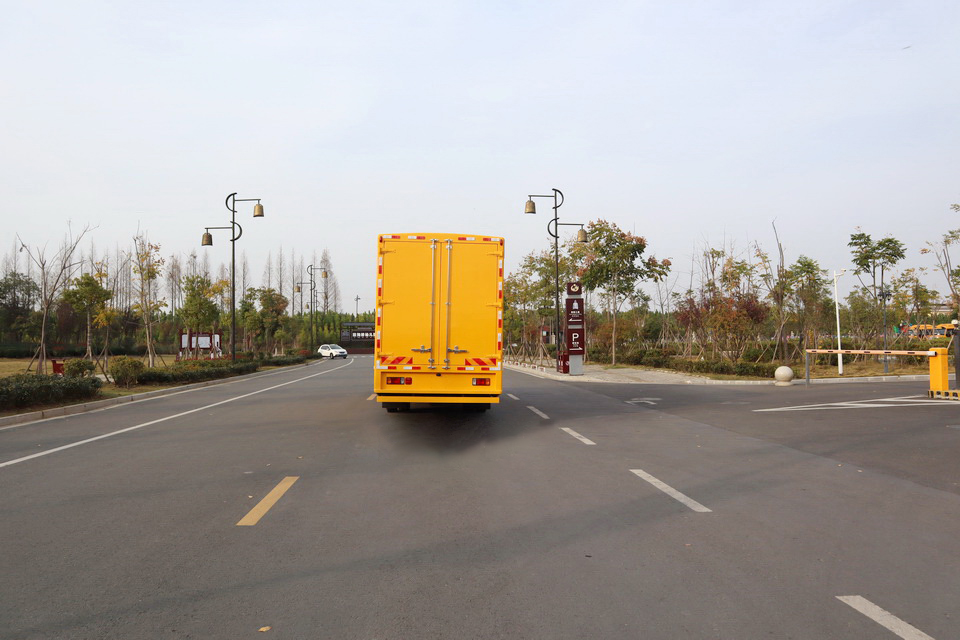 五十鈴150KW應急電源車3.JPG