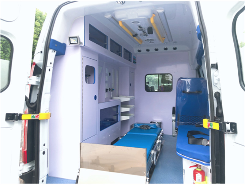 福特V362汽油中軸中頂監(jiān)護(hù)型救護(hù)車(chē)內(nèi)飾圖片 (2).jpg