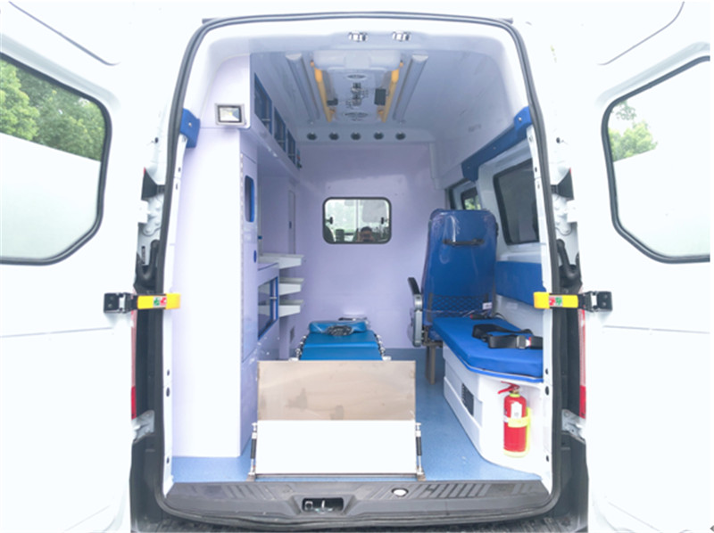 福特V362汽油中軸中頂監(jiān)護(hù)型救護(hù)車(chē)內(nèi)飾圖片.jpg