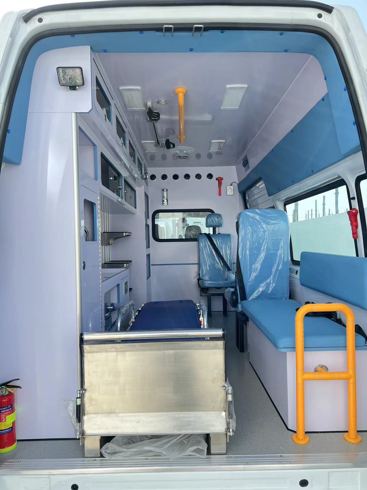 福特V348長軸高頂救護車內飾圖片.jpg